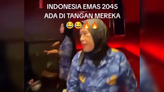 Tangkapan layar perempuan diduga ASN sedang berjoget di sebuah ruang karaoke. [Instagram]